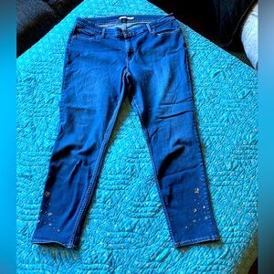 Adorable Levi’s 711 Skinny, Sun/Stars embroidered w/studs, 22 W